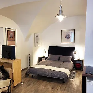  Apartment Ian
